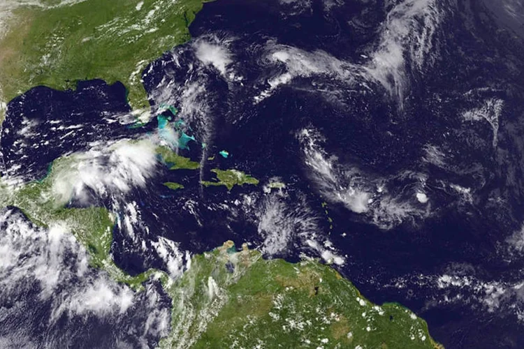 
	Do alto: usar sat&eacute;lites pode ser a solu&ccedil;&atilde;o no monitoramente de aeronaves
 (NOAA/NASA GOES Project via Getty Images)