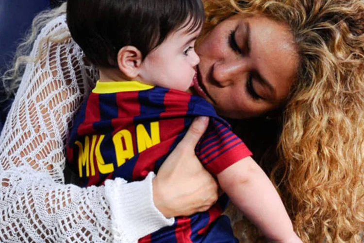 Cantora Shakira beija sei filho, Milan, durante partida do Barcelona FC no Camp Nou, na Espanha (David Ramos/Getty Images)
