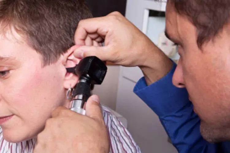 Médico faz exame de audição em paciente: 360 milhões de pessoas, ou mais de 5% da população mundial, com perda debilitante da audição (Getty Images)