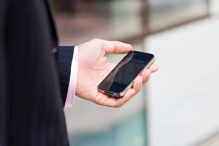 Homem com smartphone: mais de dois terços dos ingleses possuem smartphones, de acordo com um relatório deste ano da empresa de tecnologia MobiLens (Getty Images)