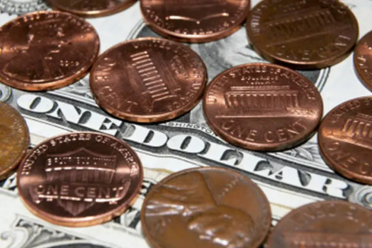 
	Notas e moedas de d&oacute;lar: &agrave;s 9h16, a moeda norte-americana ca&iacute;a 0,18 por cento, a 2,2315 reais na venda
 (Getty Images)