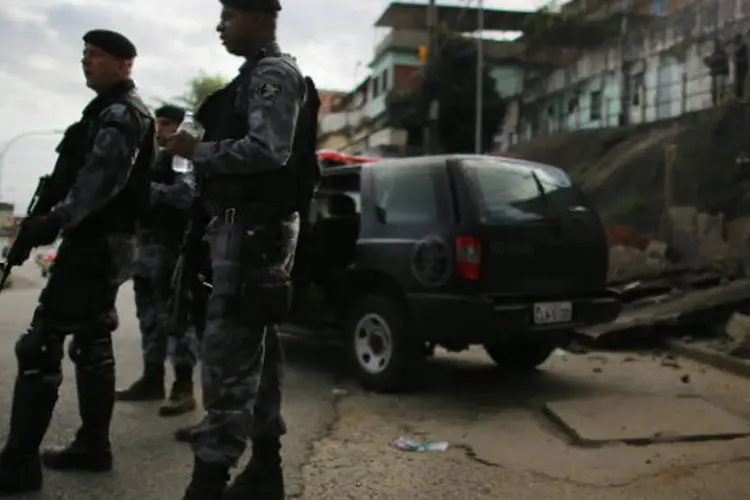 
	Policiais patrulham entrada de favela: em 2012, morreram 1.890 em confronto com&nbsp;policiais&nbsp;em servi&ccedil;o, conforme dados do F&oacute;rum de Seguran&ccedil;a P&uacute;blica
 (Mario Tama/Getty Images)