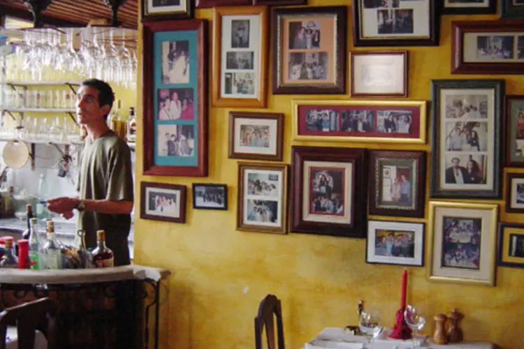Homem aguarda consumidores em um restaurante em Havana, Cuba (Jorge Rey/Getty Images)