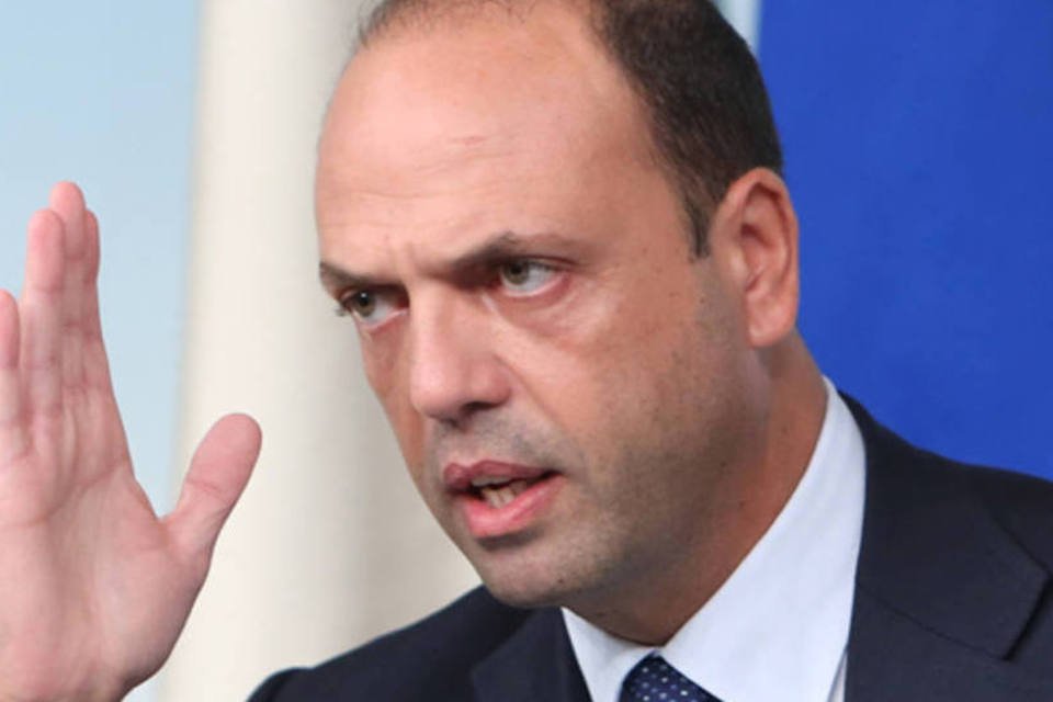 Vida do governo italiano depende de nós, diz Alfano