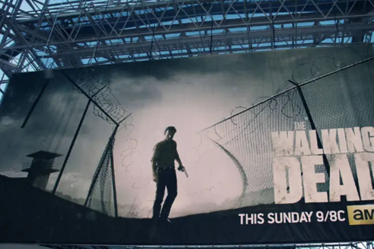 Poster de "The Walking Dead" divulgando a nova temporada da série no evento da Comic Con de New York, no Jacob Javits Center (Laura Cavanaugh/Getty Images for AMC)