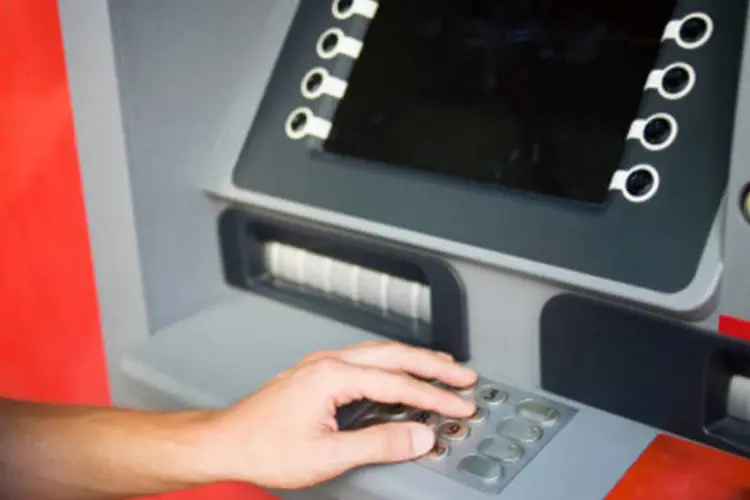 Caixa eletrônico: cracker recebe os códigos de ativação das máquinas para ter acesso ao dinheiro, podendo fazer o que quiser com aquilo que está armazenado no caixa (Getty Images)