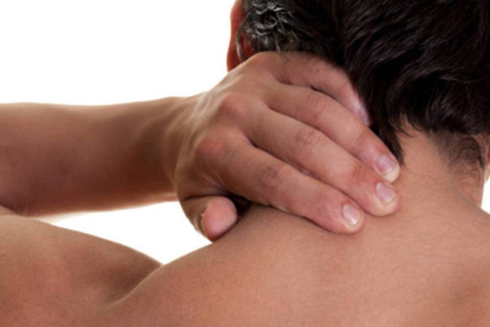 Muitas pessoas costumam sentir uma fisgada no pescoço que desce pelas costas ou acordam com dores depois de uma noite mal dormida. (Divulgação/Getty Images)