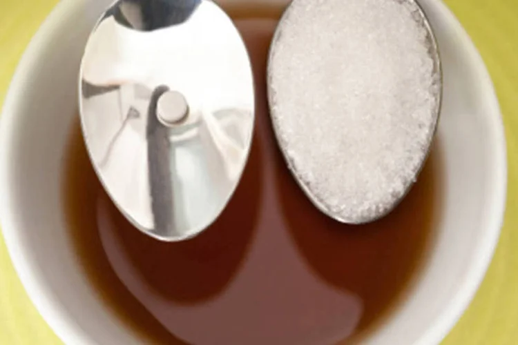 Café com colheres de açúcar e adoçante: nem todos os alimentos que usam adoçantes em sua composição são pouco calóricos (Getty Images)