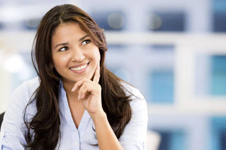 Empreendedora pensando (Thinkstock)