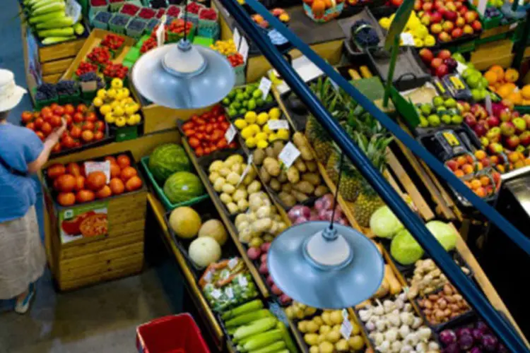 
	Pessoas compram legumes: o maior peso em setembro foi exercido pelo grupo Alimenta&ccedil;&atilde;o
 (Getty Images)