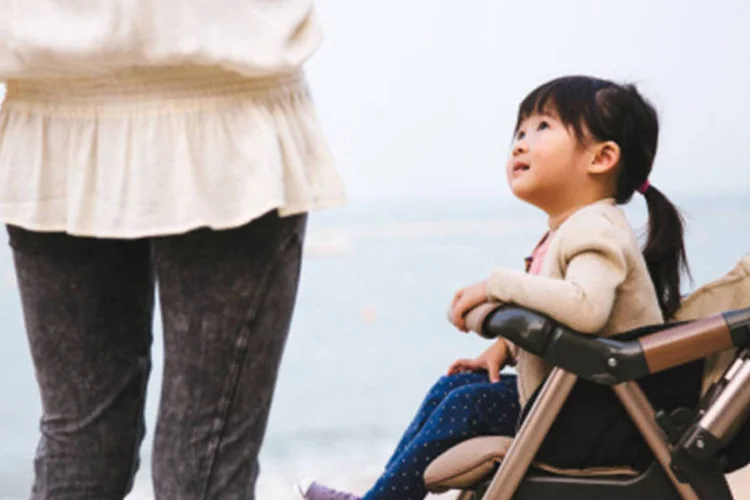 Mãe e filha na China: a semana passada, o governo anunciou que casais em que pelo menos um dos cônjuges seja filho único serão autorizados a terem dois filhos (Getty Images)