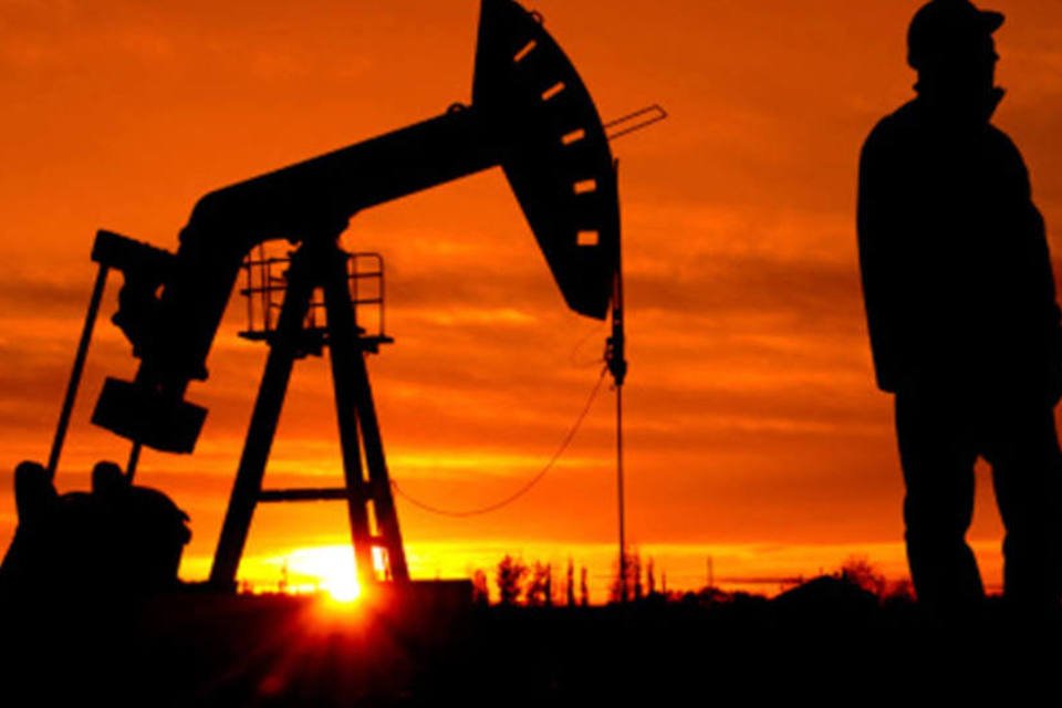 Petróleo fecha em alta após sanções à Rússia