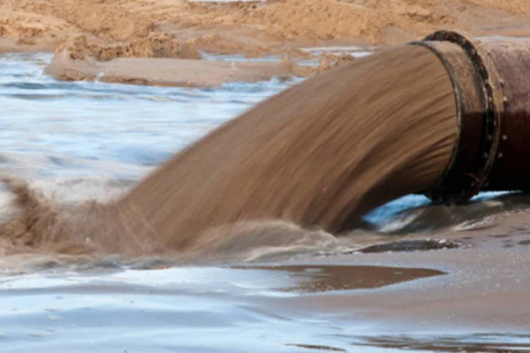 Poluição no mar: foram encontrados 13 gêneros de bactérias quitinolíticas na Baixada Santista, 19 em Ubatuba e 28 em São Sebastião, somando as amostras de água do mar e de plâncton (Getty Images)