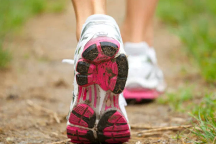 Caminhada: para perder peso é preciso caminhar pelo menos três dias por semana nesta intensidade em uma só sessão de exercício físico (Getty Images)