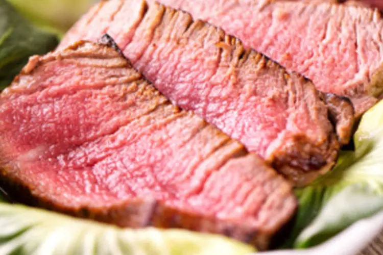 Prato com carne vermelha: alimento possui diversos benefícios à saúde, mas o consumo exagerado pode ser prejudicial (Getty Images)
