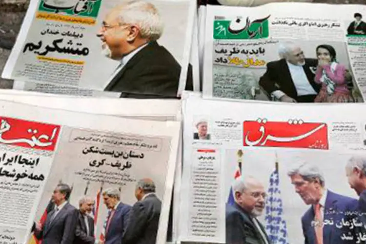 
	Jornais iranianos destacam o acordo entre o pa&iacute;s e a comunidade internacional sobre a quest&atilde;o nuclear: segundo o funcion&aacute;rio, as san&ccedil;&otilde;es mais importantes continuam em vigor
 (ATTA KENARE/AFP)