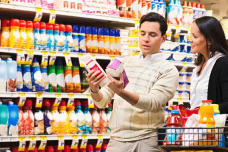 
	Pessoas comparam pre&ccedil;os em supermercado: O IPC cheio ficou em 0,55%, depois do aumento de 0,52% na leitura passada
 (Getty Images)