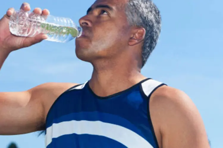 Homem bebendo água: ingerir uma quantidade grande de líquido só vai fazer com que os rins trabalhem mais, "excretando uma quantidade maior de metabólitos residuais" (Getty Images)