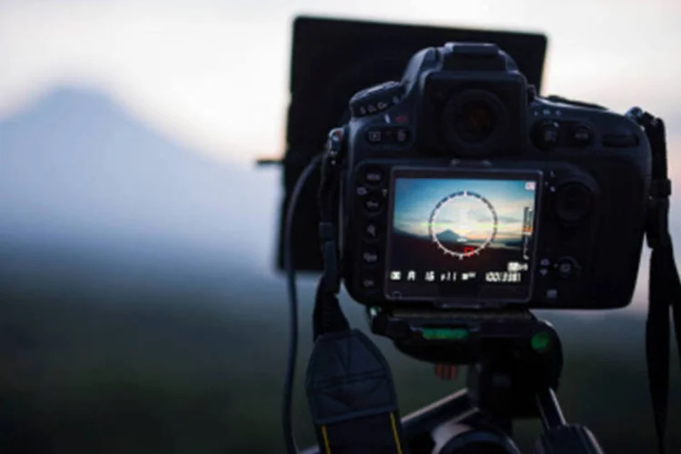 
	C&acirc;mera: lei prev&ecirc; a importa&ccedil;&atilde;o de equipamentos profissionais para fot&oacute;grafos e cinegrafistas com isen&ccedil;&atilde;o do Imposto de Importa&ccedil;&atilde;o
 (Foto/Getty Images)