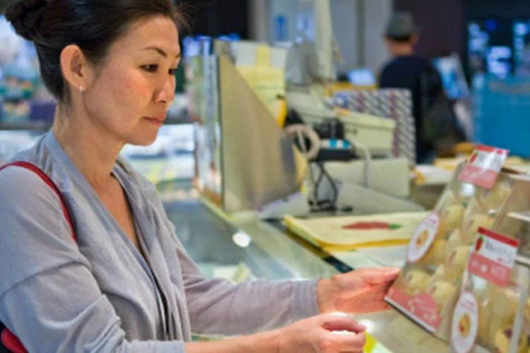 
	Mulher faz compras no Jap&atilde;o: pa&iacute;s est&aacute; come&ccedil;ando a ter sucesso na luta contra defla&ccedil;&atilde;o
 (Getty Images)