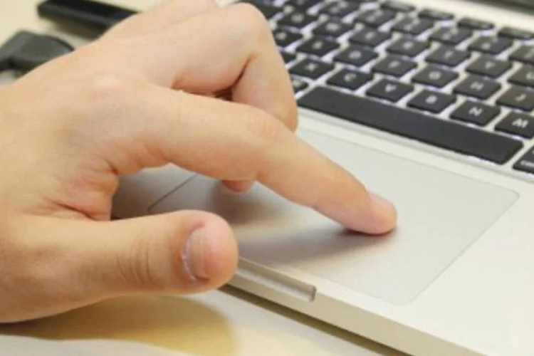 
	Pessoa usando computador: sistema dever&aacute; ser nos mesmos moldes do servi&ccedil;o de e-mail expresso que j&aacute; &eacute; oferecido pelo Serpro a seus clientes corporativos
 (Marcos Santos/USP Imagens)