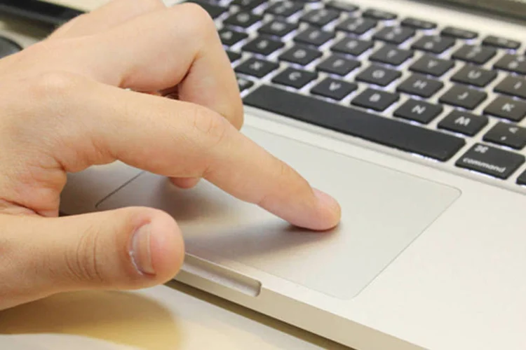 
	MacBook Pro: ap&oacute;s reformula&ccedil;&atilde;o, notebooks ficar&atilde;o mais finos e incluir&atilde;o uma faixa de telea sens&iacute;vel ao toque
 (Marcos Santos/USP Imagens)