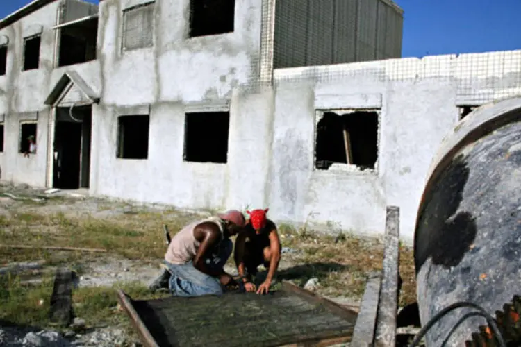 Homens trabalhando em um projeto de moradia do governo em Capdevilla, Cuba, na periferia de Havana (Diego Giudice/Bloomberg News)