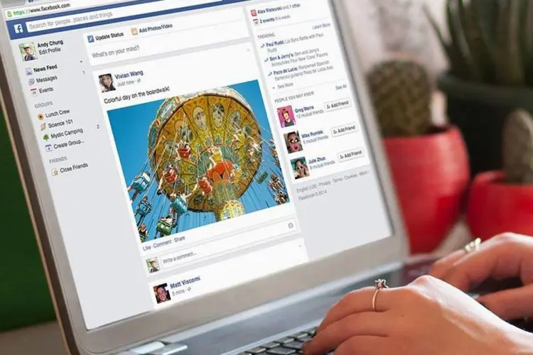 Facebook sendo usado num laptop (Divulgação)