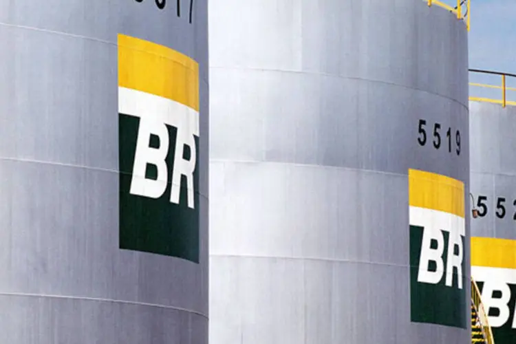 Tanques para armazenar petróleo da Petrobras na refinaria da companhia em Duque de Caxias, no Rio de Janeiro (Pedro Lobo/Bloomberg News)