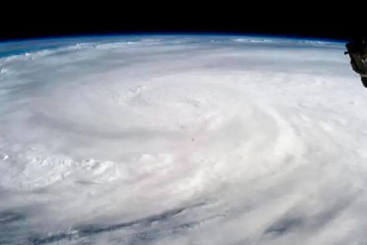 
	Imagem da Nasa mostra o super tuf&atilde;o Haiyan visto da Esta&ccedil;&atilde;o Espacial Internacional: ele deve passar pelo Vietn&atilde; com a for&ccedil;a equivalente &agrave; de um furac&atilde;o de categoria um
 (KAREN L. NYBERG/AFP)