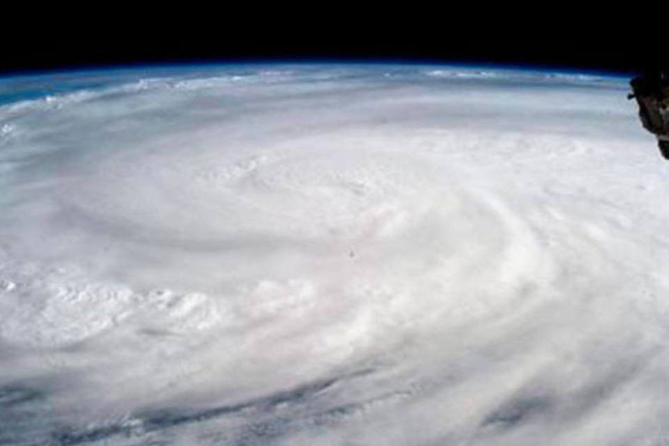 Tufão Haiyan chega ao Vietnã após matar 10 mil nas Filipinas