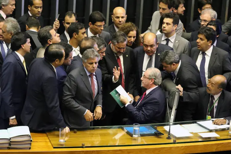 Confusão na Câmara: Depois de bate-boca entre oposição e governistas, líderes partidários pressionam Eduardo Cunha (PMDB) em sessão de votação das chapas que pretendem compor a Comissão Especial (Antonio Augusto/Câmara dos Deputados)