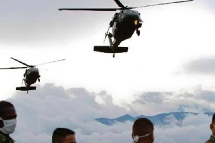 
	Soldados colombianos aguardam corpos de integrantes do ELN no departamento de Tame Arauca: com cerca de 2.500 combatentes, o ELN &eacute; a segunda guerrilha do pa&iacute;s
 (STR/AFP)