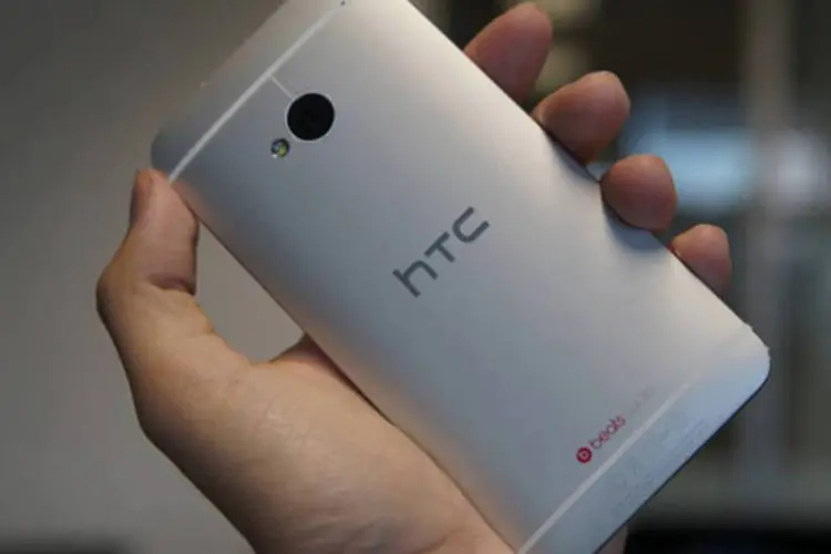 
	Smartphone HTC One: &nbsp;lan&ccedil;amento atrasado de telefone principa s&oacute; tem agravado os problemas de estoque, al&eacute;m de ter destacado a falta de escala da companhia quando comparada &agrave; Samsung e Apple
 (INFO Online)