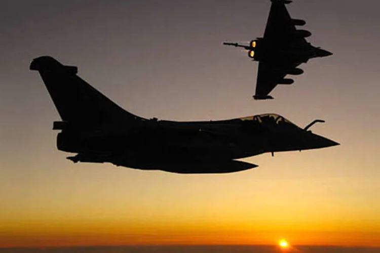 
	Dois avi&otilde;es Rafale, da Dassault, em voo: ca&ccedil;a pedeu a disputa como Saab Gripen NG, da Su&eacute;cia&nbsp;
 (Divulgação)
