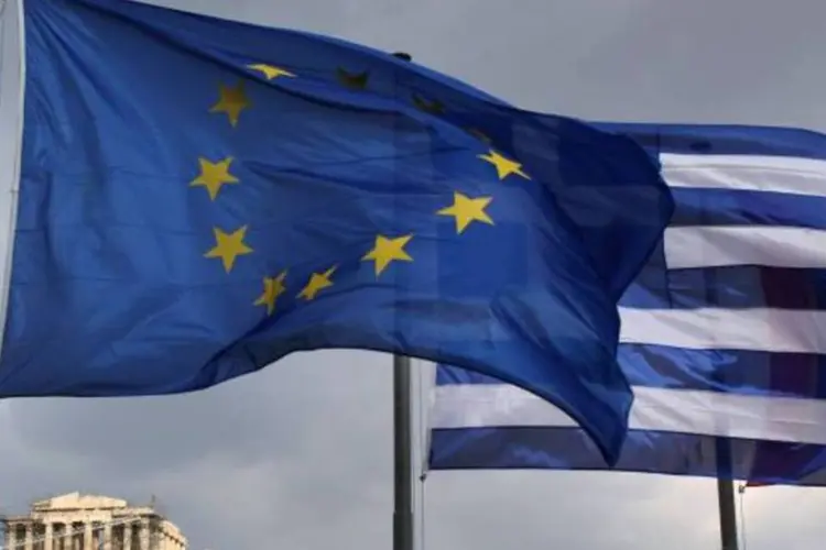 
	Bandeiras da UE e da Gr&eacute;cia: a ideia &eacute; prolongar at&eacute; 2016 o per&iacute;odo para a execu&ccedil;&atilde;o de todas as a&ccedil;&otilde;es propostas no plano
 (Getty Images)