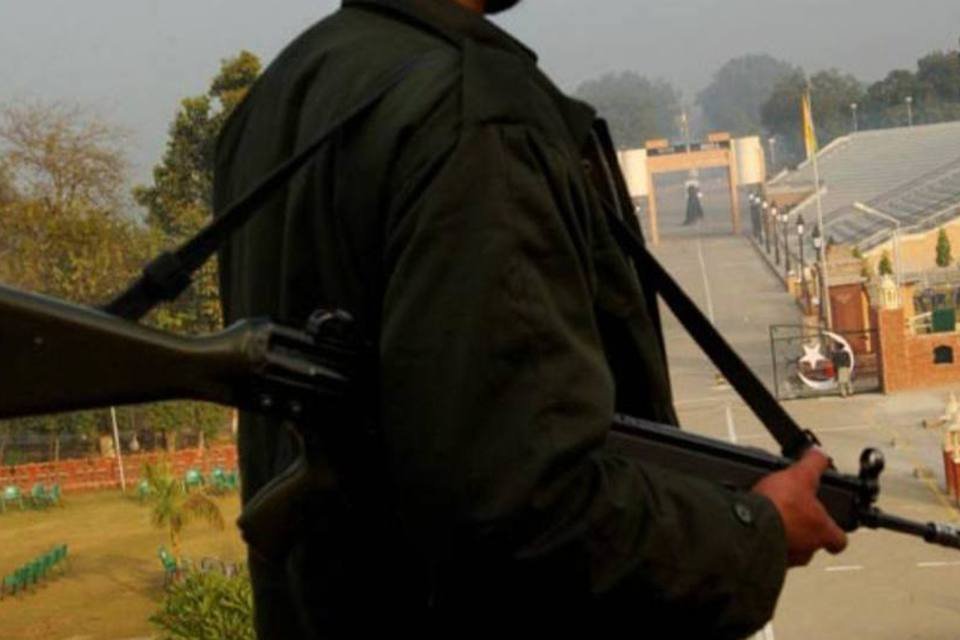 Explosão mata 13 policiais em ataque rebelde na Índia