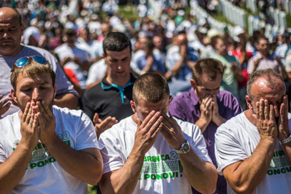 Homens rezam em cerimônia dos 20 anos do massacre de Srebrenica  (Matej Divizna/Stringer/Getty Images)