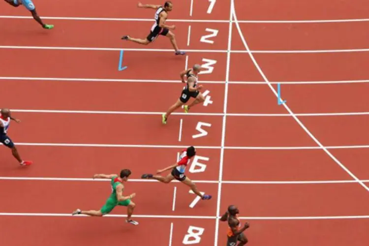 Atletas participam de prova dos 200 metros no atletismo (Getty Images)
