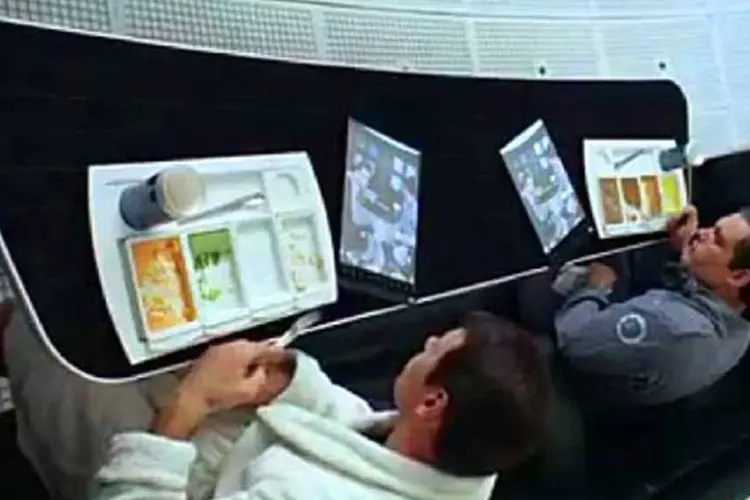 No filme 2001: Uma Odisseia no Espaço, filmado em 1968, já apareciam tablets com formato idêntico ao do iPad (Reprodução)