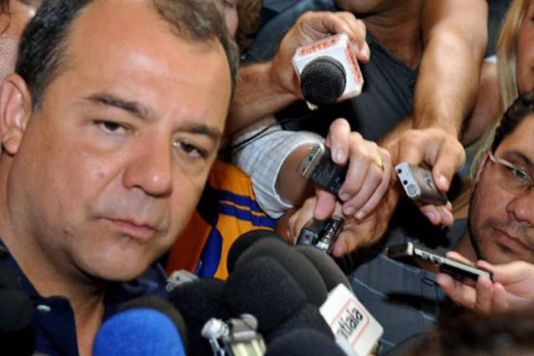 
	Os manifestantes reivindicam a abertura de comiss&otilde;es parlamentares de inqu&eacute;rito (CPIs) sobre o uso, pelo governador, de helic&oacute;pteros do estado para fins particulares e sobre as rela&ccedil;&otilde;es do governo com a Construtora Delta
 (Valter Campanato/ABr)