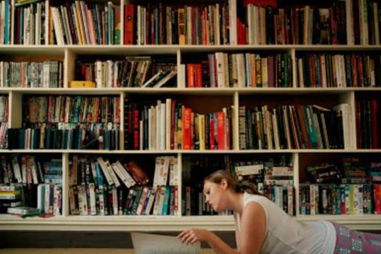 Pessoa estudando com livros (Getty Images)