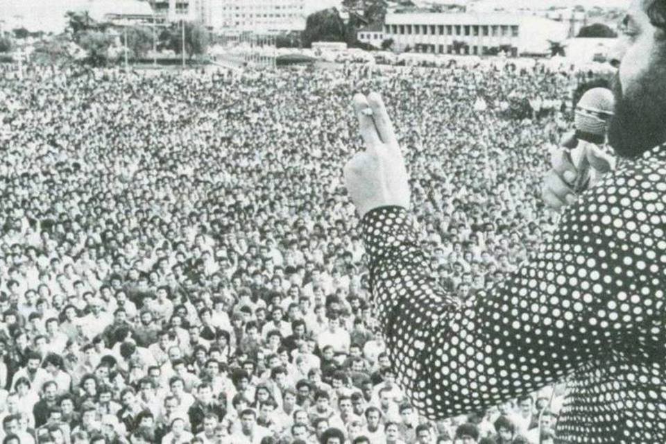Lula inicia campanha onde iniciou trajetória política e vê queda em vantagem sobre Flávio