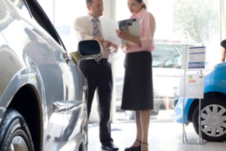 
	Pessoa comprando carro: Verificar o pre&ccedil;o do seguro e o espa&ccedil;o dos bancos traseiros pode ajudar na escolha de qual carro levar
 (Getty Images)