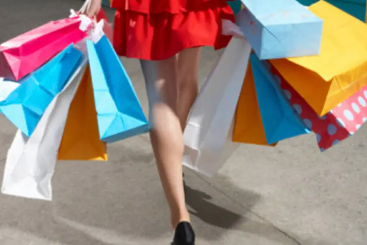
	Mulher com sacolas de compras: iBag avisa quando dono passar perto de onde costuma gastar muito
 (Getty Images)