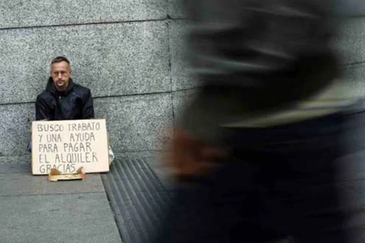 
	Homem pede emprego no centro de Madri: taxa de desemprego &eacute; recorde na Espanha
 (Reuters/Susana Vera)
