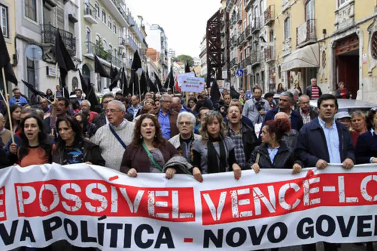 
	Protestos em Portugal: palavra &eacute; descrita como um adjetivo que em seu uso coloquial serve para descrever algo&nbsp;&quot;que est&aacute; em uma situa&ccedil;&atilde;o dif&iacute;cil; enrolado, enfastiado&quot;
 (José Manuel Ribeiro/Reuters)