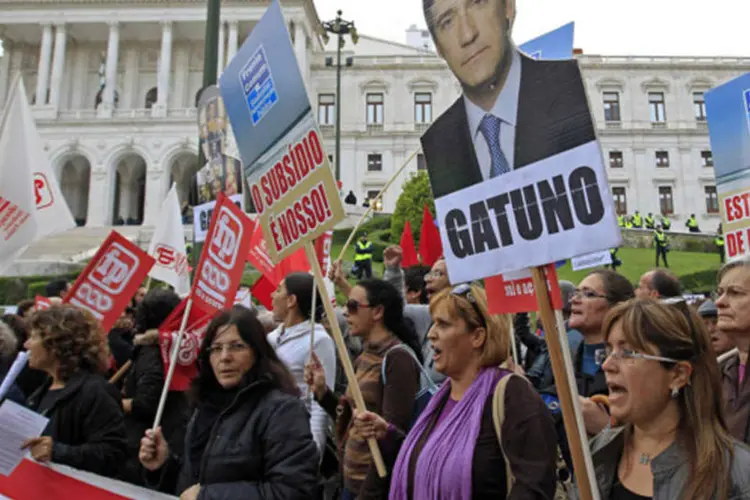 
	Protestos em Portugal contra medidas de austeridade: o pa&iacute;s tenta liberar a parcela de 2 bilh&otilde;es da ajuda internacional que por enquanto est&aacute; bloqueada
 (José Manuel Ribeiro/Reuters)