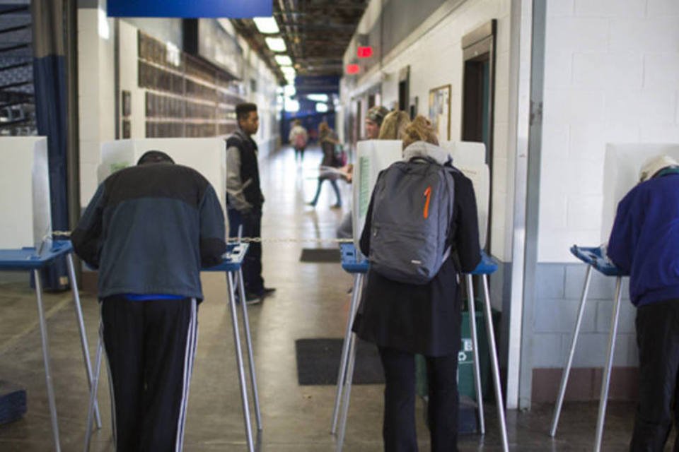 Americanos votam tranquilamente em eleições muito disputadas