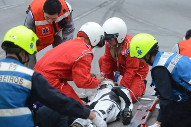 
	O piloto Luis Filipe de Sousa Carreira (C) recebe atendimento m&eacute;dico ap&oacute;s um acidente na Curva Fisherman, no GP de Macau de motociclismo
 (Cheong Kam Ka/Xinhua/Reuters)